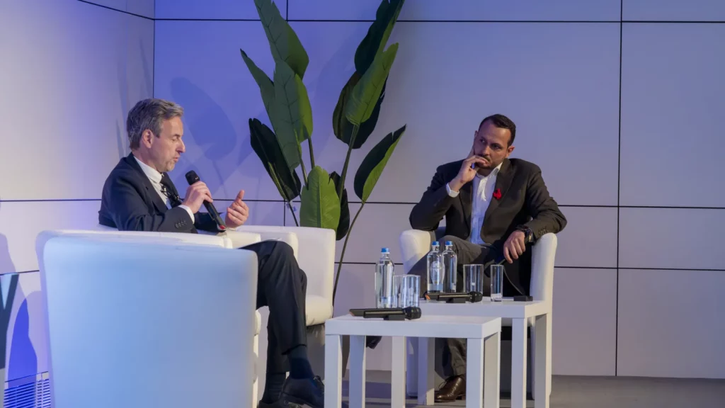Xavier Coget, de la Commission européenne, et Samuel Profumo, président de La French Tech Brussels, sur scène pour la discussion d'ouverture du Summit 2025