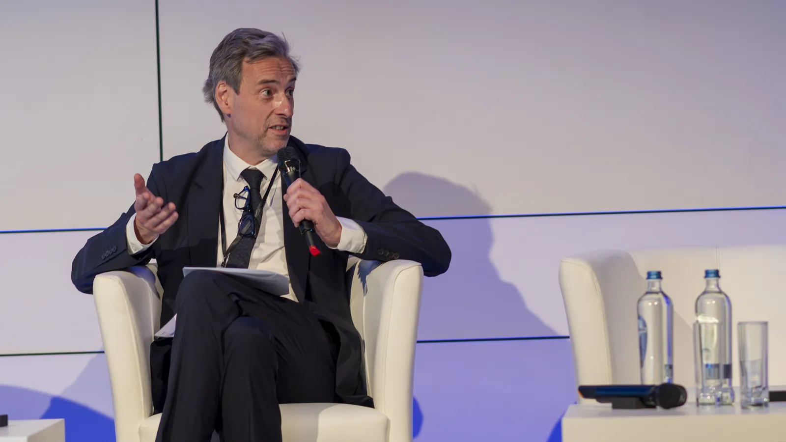Xavier Coget, de la Commission européenne, pendant la discussion d'ouverture du Summit 2025