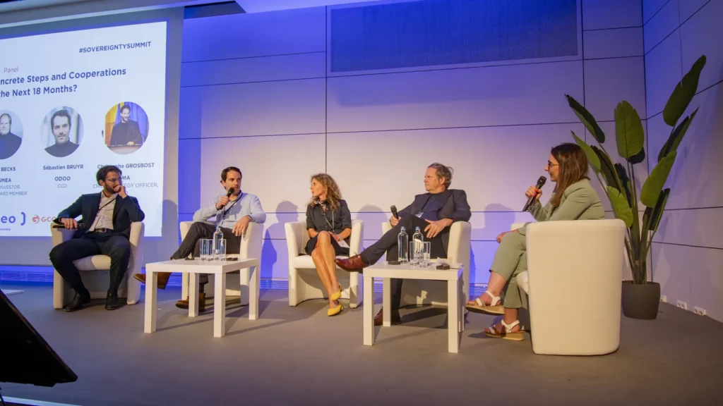 Le panel Time for Action au Summit 2025 : Christophe Grosbost, Sébastien Bruyr, Suzanne Alardin, Bart Becks et la modératrice Zineb Bensaid
