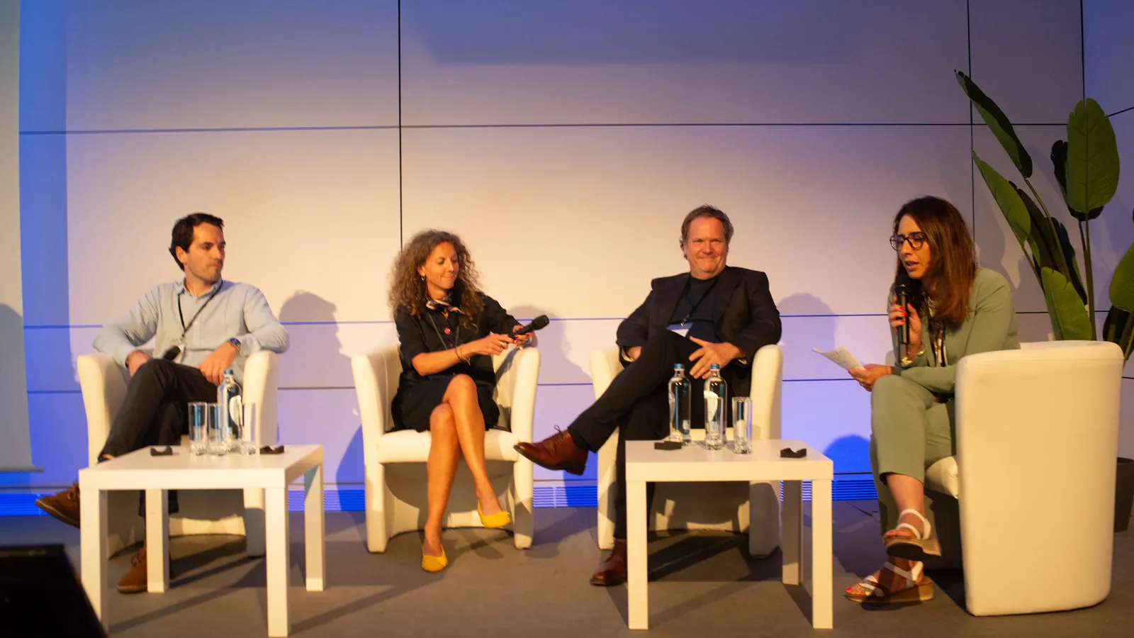 Sébastien Bruyr, Suzanne Alardin, Bart Becks et la modératrice Zineb Bensaid pendant le panel Time for Action
