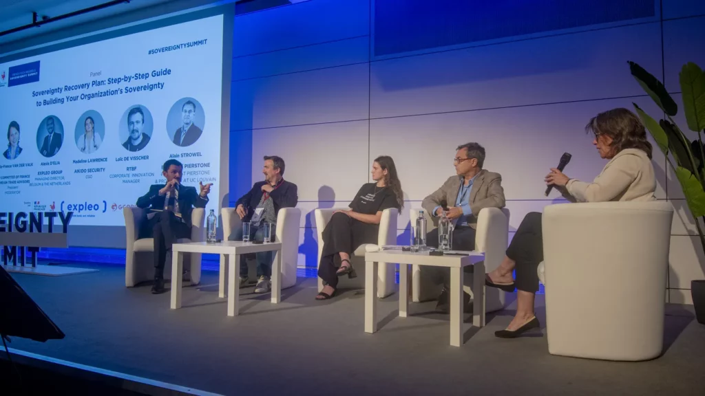 Le panel Sovereignty Recovery Plan au Summit 2025 : Alexis D'Elia, Loïc De Visscher, Madeline Lawrence, Alain Strowel et la modératrice Marie-France Van der Valk