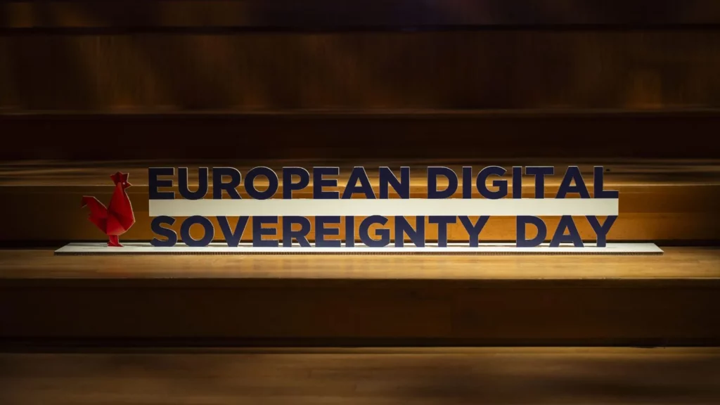 Le logo European Digital Sovereignty Day sur la scène de Flagey, Summit 2024