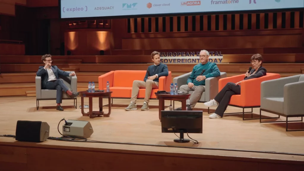 Le deep dive identités numériques sur la scène de Flagey au Summit 2024, de gauche à droite : le modérateur Emile Marzolf, Wouter Vanderheere, Florent Tournois et Claire Levallois-Barth