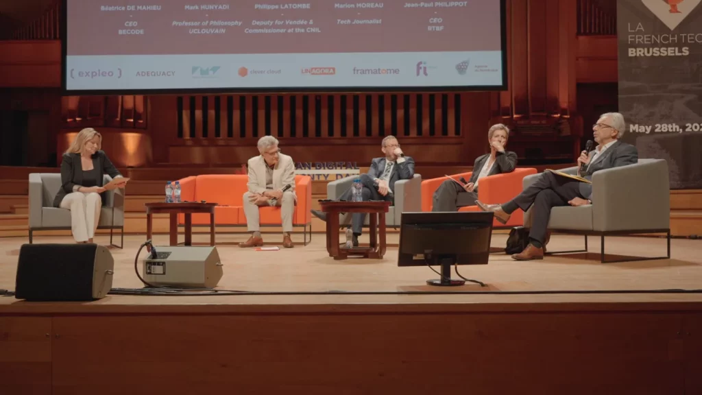 Le panel de clôture sur la scène de Flagey au Summit 2024 : Mark Hunyadi, Philippe Latombe, Béatrice de Mahieu et Jean-Paul Philippot
